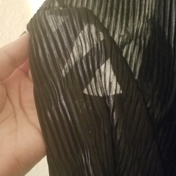 Black flowy halter top - Picture 4 of 4